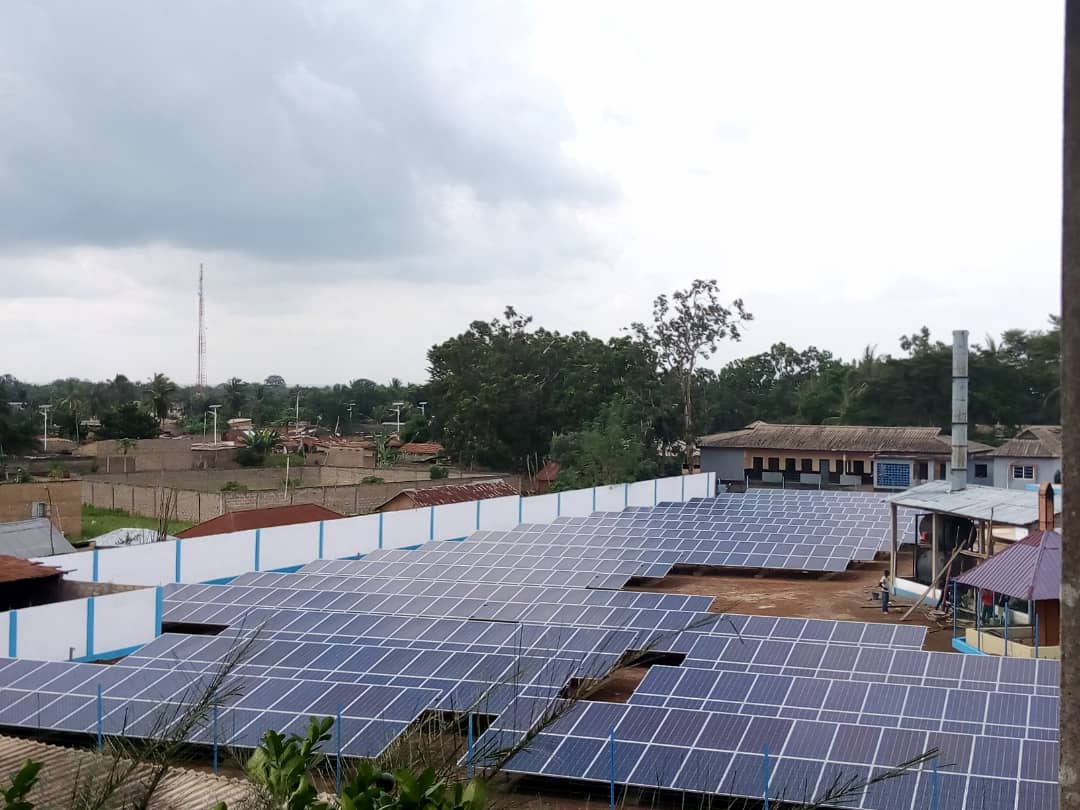 champ de panneaux solaire de 250kva